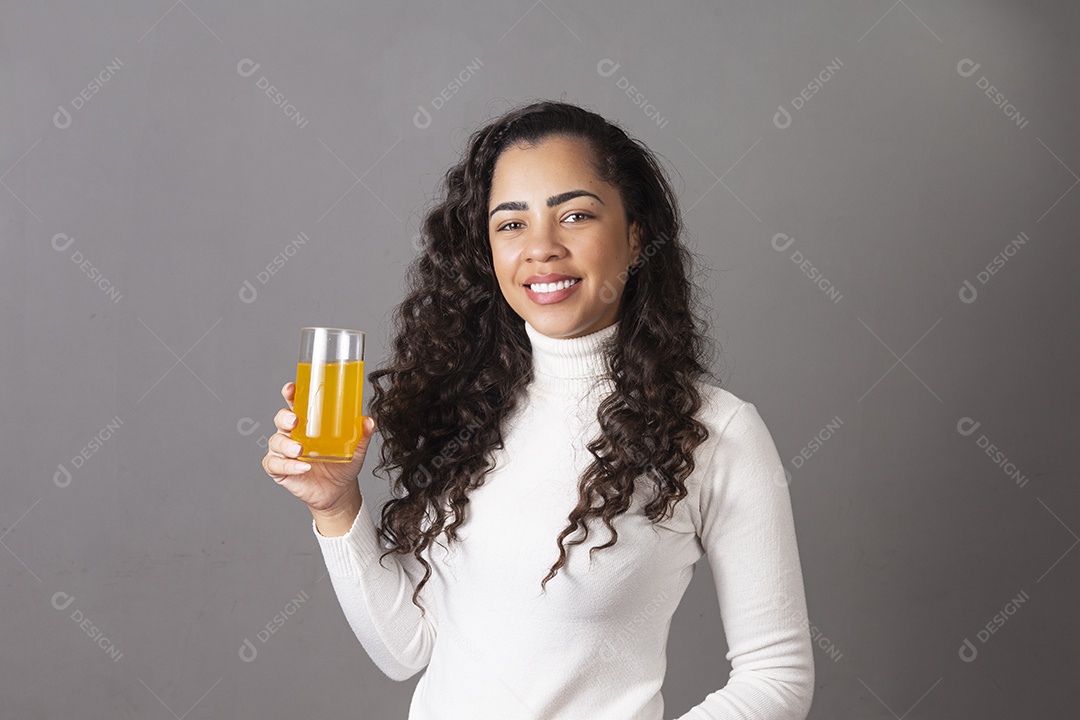 Linda mulher sorridente segurando copo sobre fundo isolado