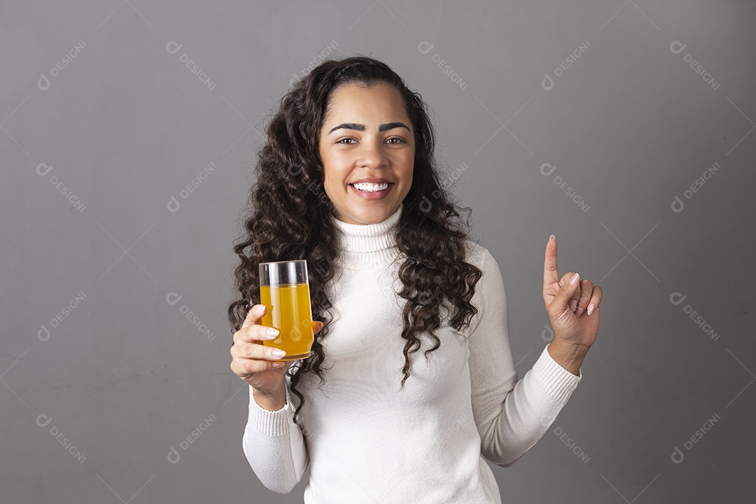 Linda mulher sorridente segurando copo sobre fundo isolado