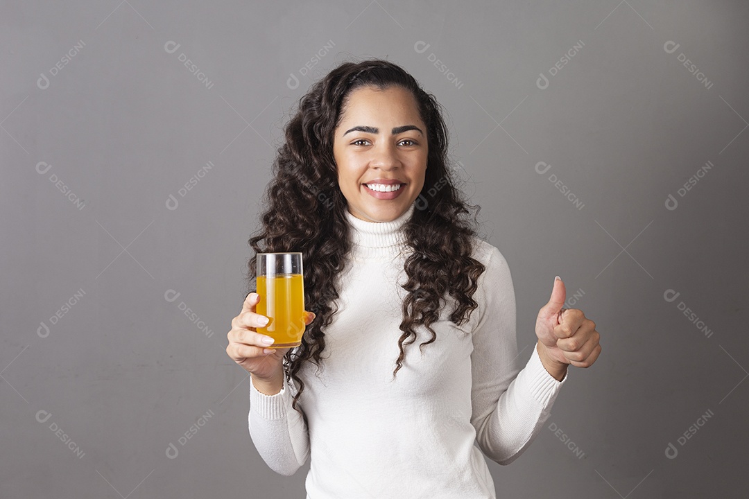 Linda mulher cabelo cacheado segurando copo sobre fundo isolado