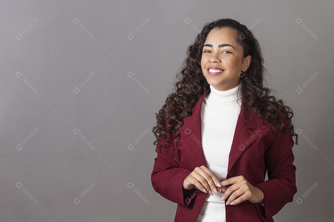 Linda mulher cabelo cacheado usando bleizer sobre fundo isolado