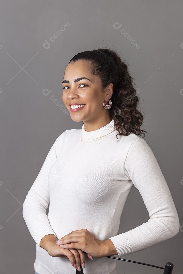 Linda mulher morena sorridente de cabelo amarrado sobre fundo isolado