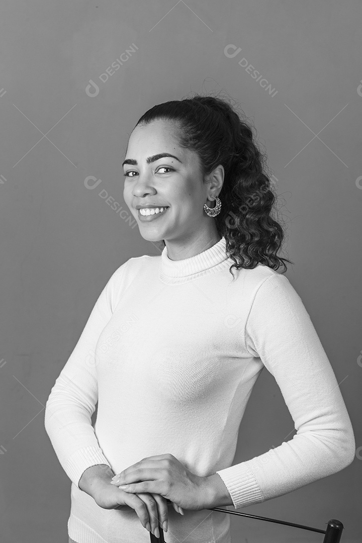 Linda mulher morena sorridente de cabelo amarrado sobre fundo isolado