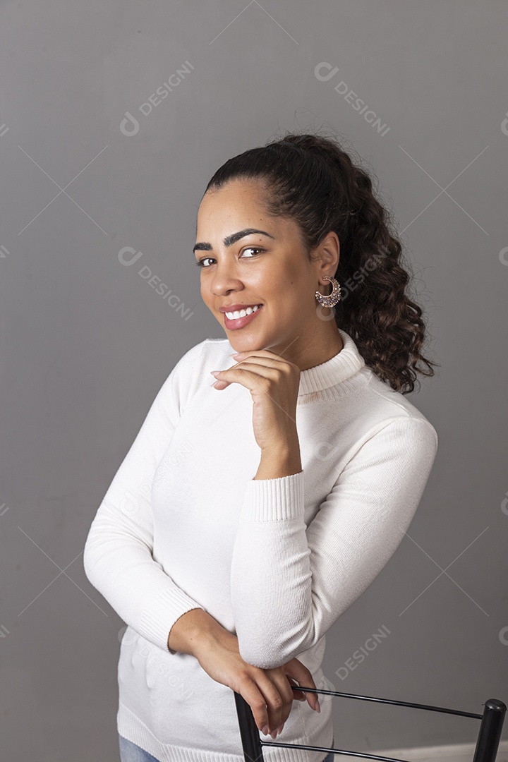 Linda mulher morena sorridente de cabelo amarrado sobre fundo isolado