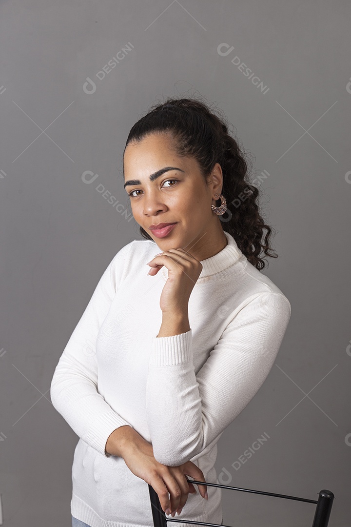 Linda mulher morena de cabelo amarrado sobre fundo isolado