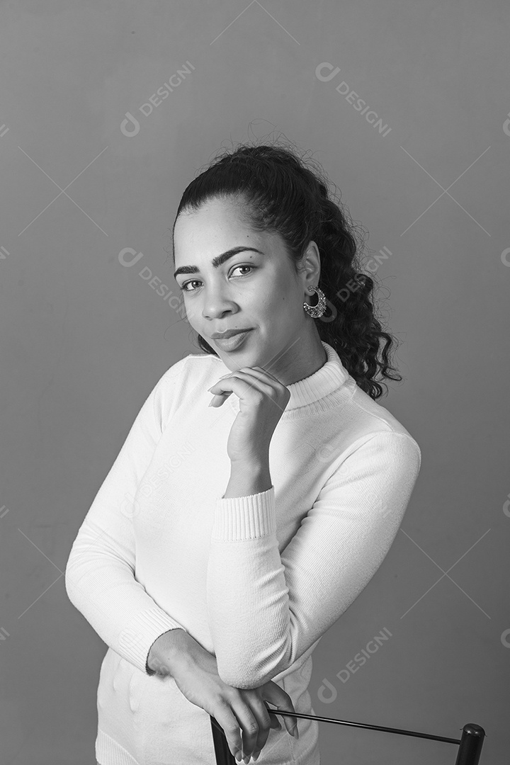 Linda mulher morena de cabelo amarrado sobre fundo isolado