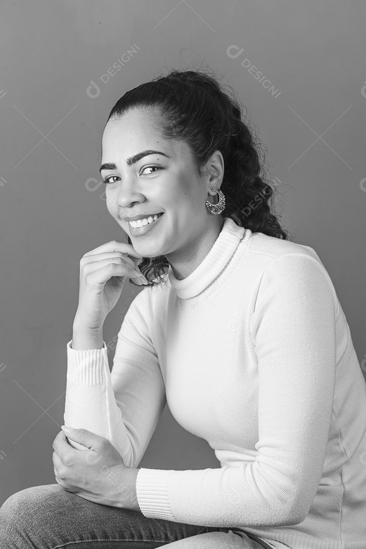 Linda mulher morena sorridente de cabelo amarrado sobre fundo isolado