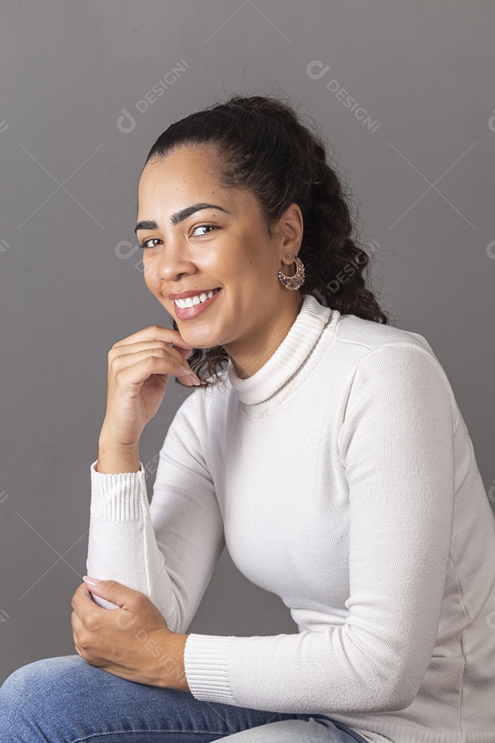 Linda mulher morena sorridente de cabelo amarrado sobre fundo isolado