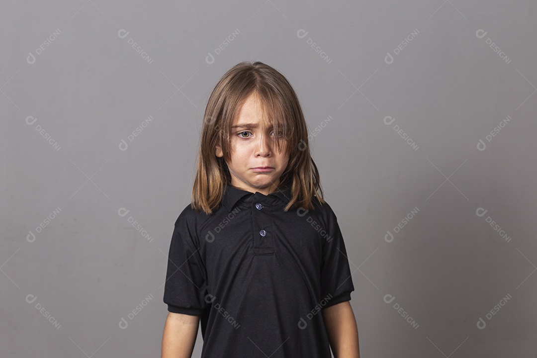 Garoto triste sobre fundo isolaodo