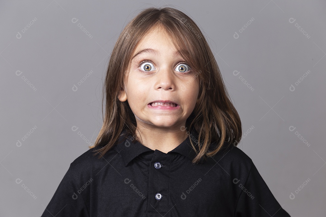 Criança com expressão facial assustada sobre fundo isolado