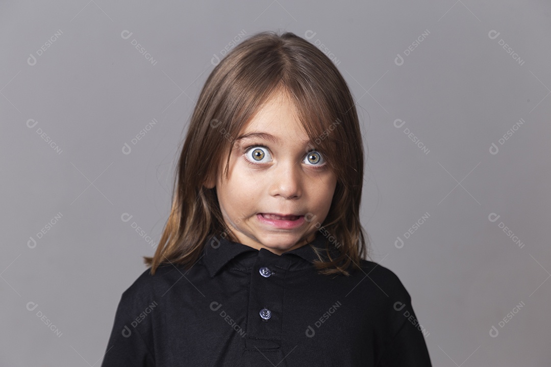Criança com expressão facial assustada sobre fundo isolado