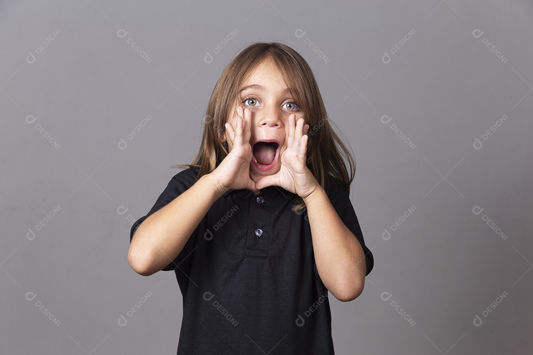 Criança com a mão a boca sobre fundo isolado