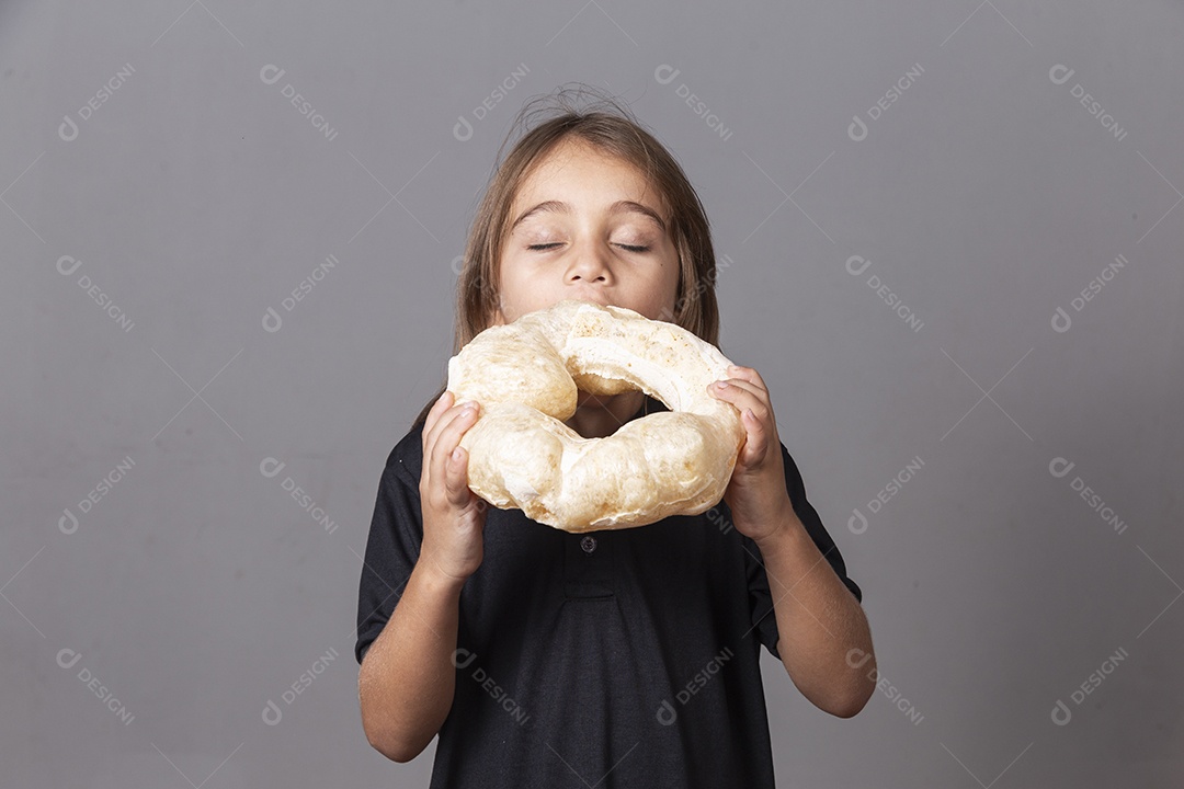 Crianças comendo biscoito rosca de polvilho sobre fundo isolado