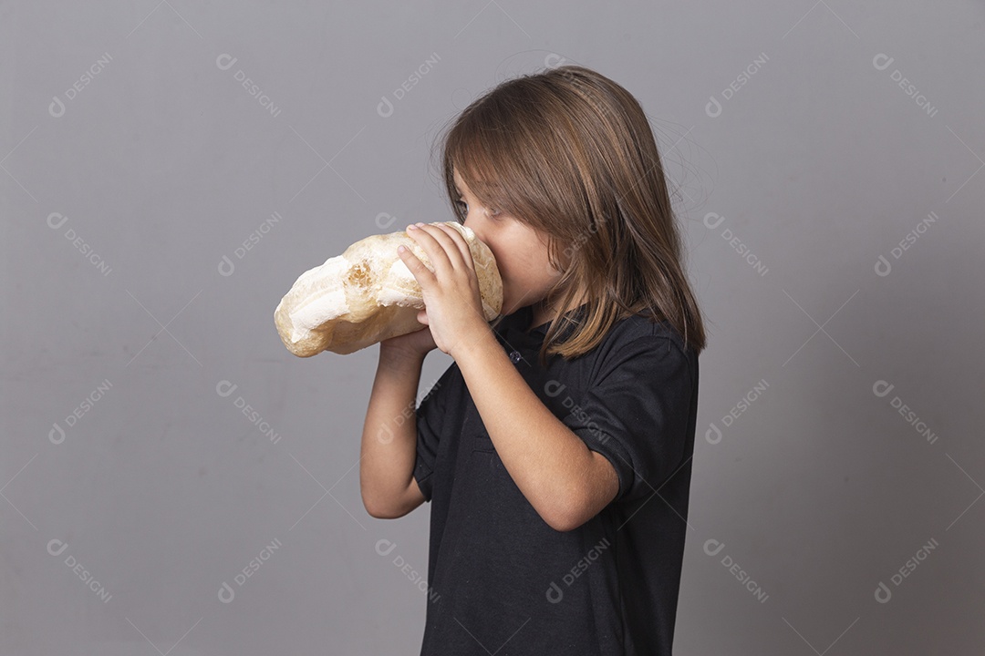 Criança segurando biscoito rosca de polvilho sobre fundo isolado