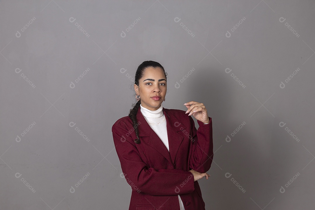 Linda mulher usando transa vestida no bleizer sobre fundo isolado