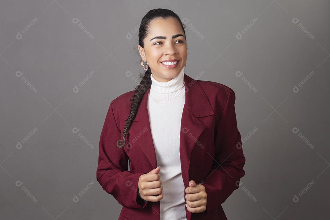 Linda mulher usando transa vestida no bleizer sobre fundo isolado