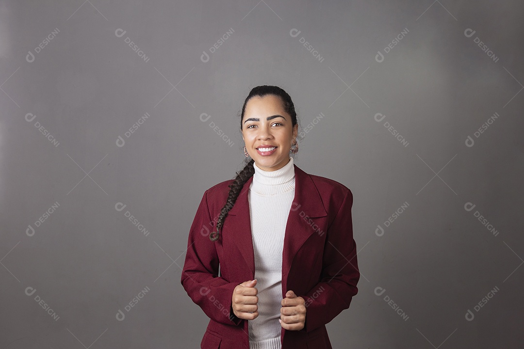 Linda mulher usando transa vestida no bleizer sobre fundo isolado