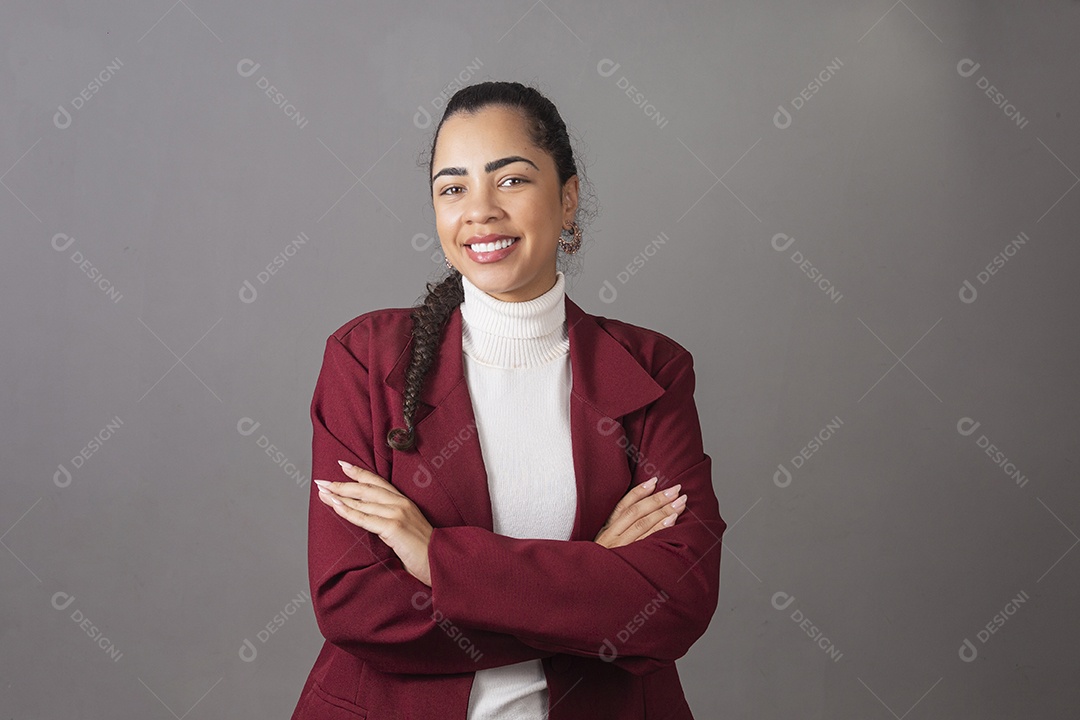 Linda mulher de braços cruzados vestida no bleizer sobre fundo isolado