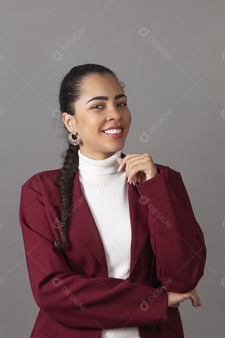 Linda mulher usando transa vestida no bleizer sobre fundo isolado