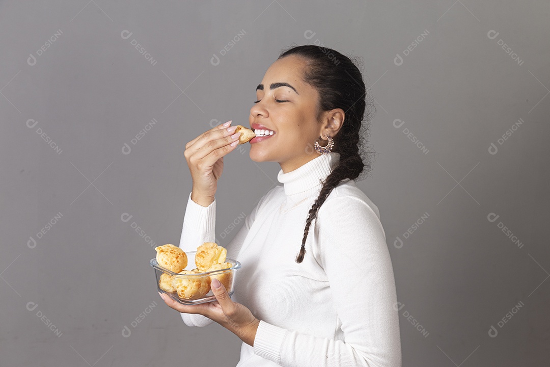 Mulher jovem segurando tigela com pães sobre fundo isolado