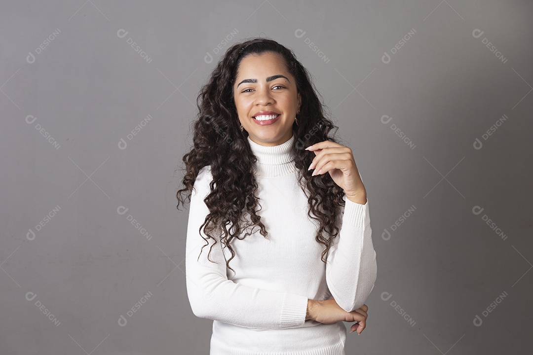 Linda mulher de cabelo cacheado posando para a foto sobre fundo isolado