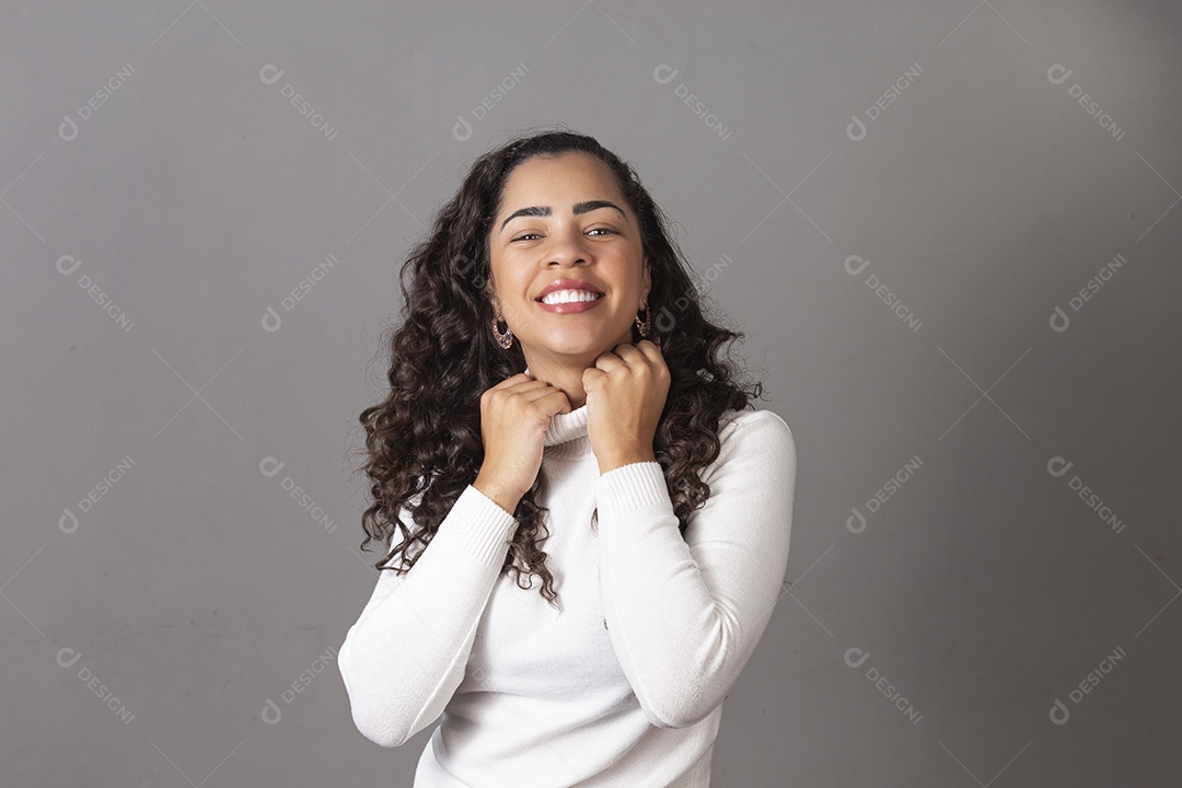 Linda mulher de cabelo cacheado sobre fundo isolado