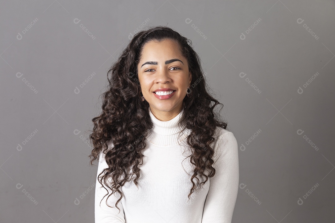 Linda mulher sorridente de cacbelo cacheado sobre fundo isolado