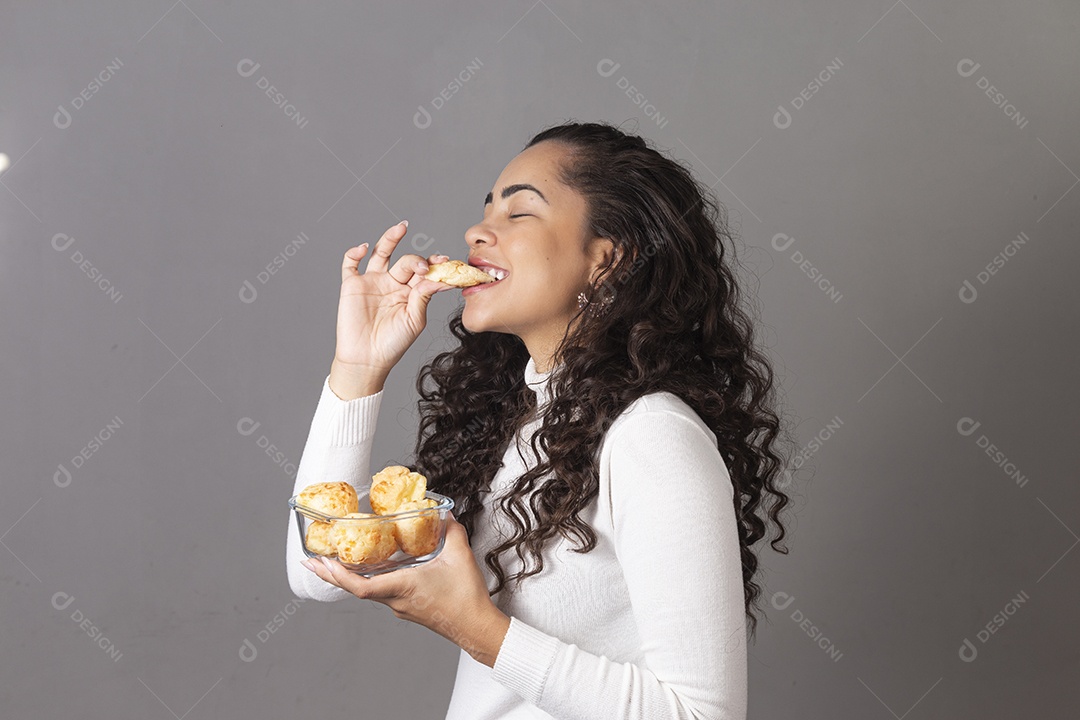 Jovem mulher se alimentando sobre fundo isoaldo