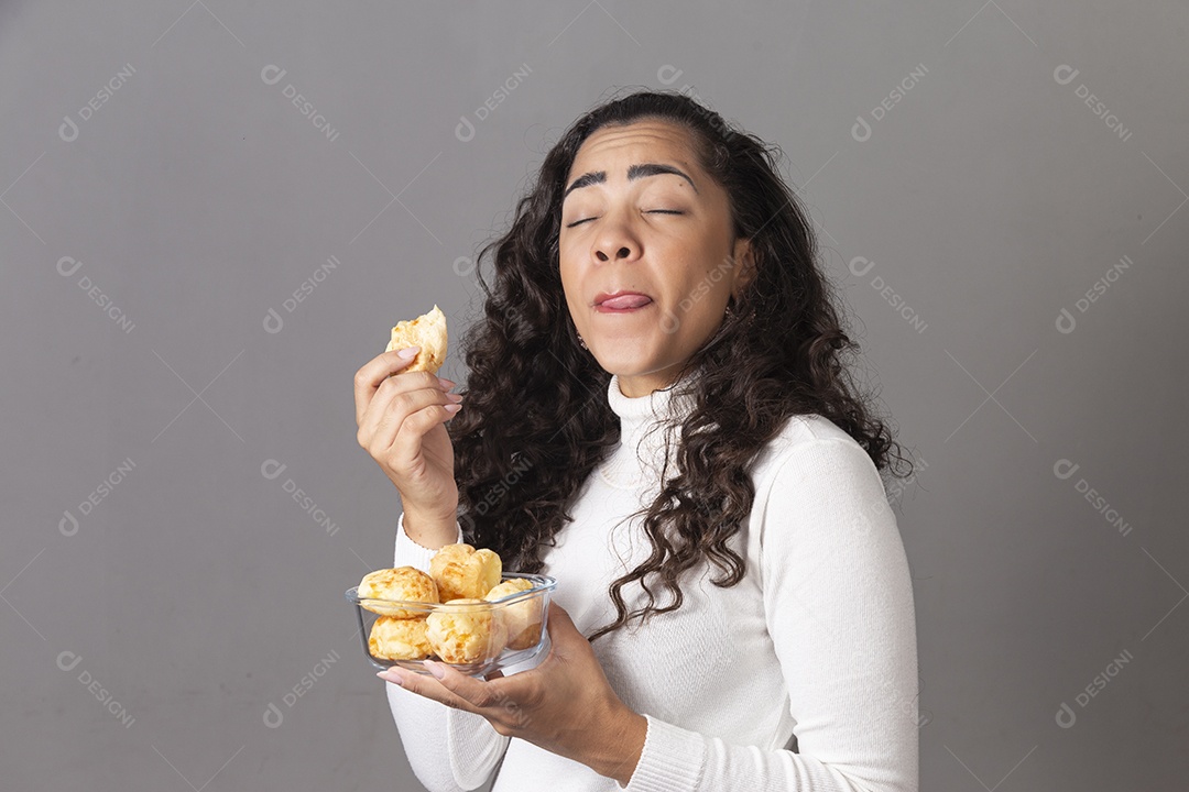Jovem mulher comendo pão sobre fundo isolado