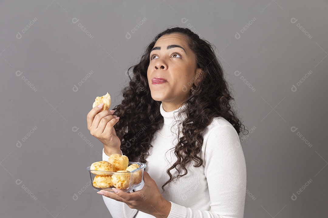 Jovem mulher segurando tigela de pão sobre fundo isolado.