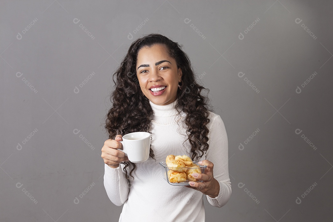 Linda mulher jovem se alimentando sobre fundo isolado