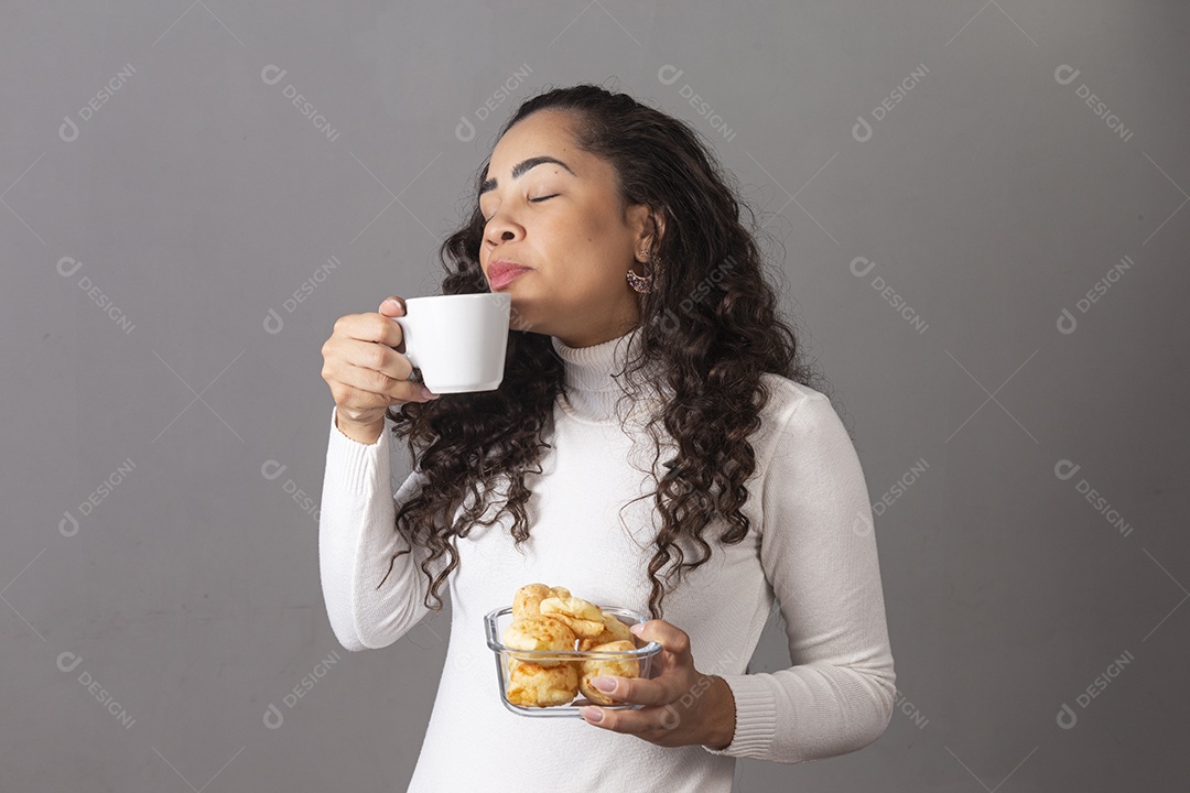 Linda mulher se alimentando sobre fundo isolado