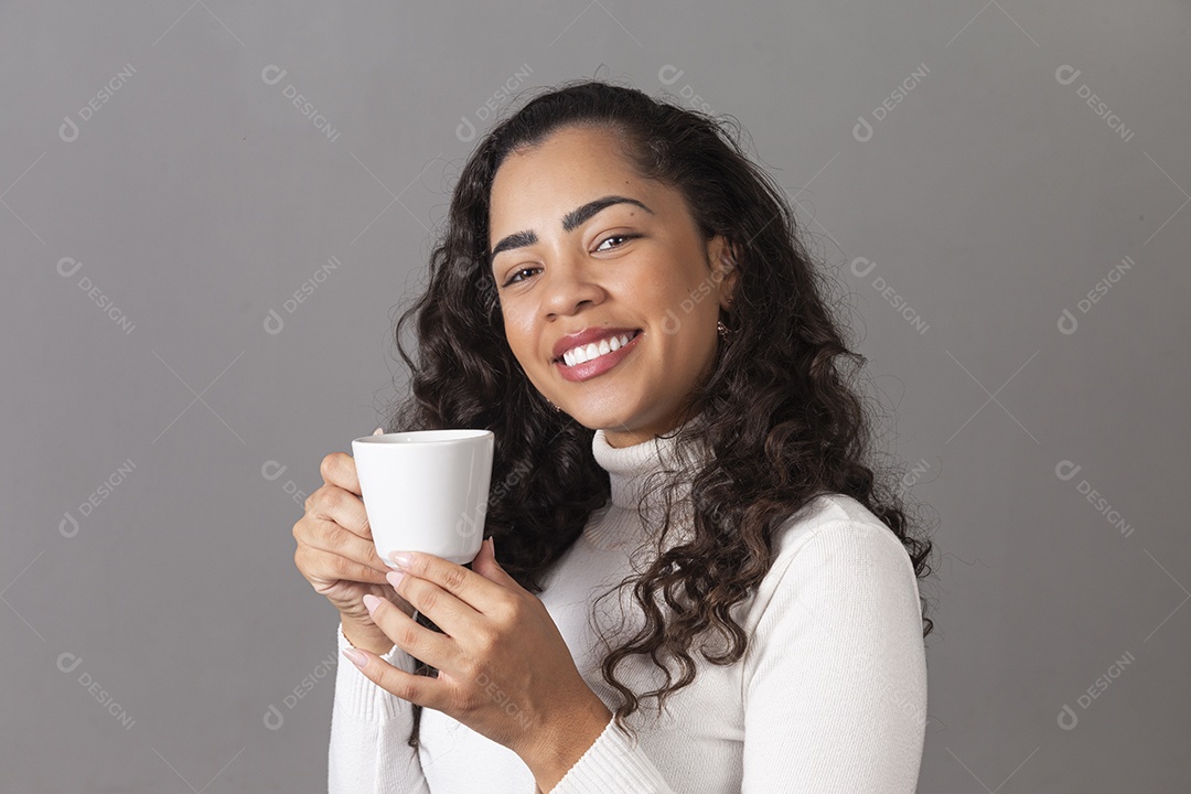 Linda mulher tomando cafe em uma xícara branca sobre fundo isoaldo.