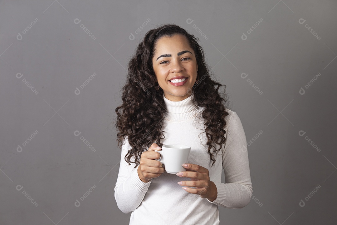 Linda mulher sorridente segurando xícara sobre fundo isoaldo.