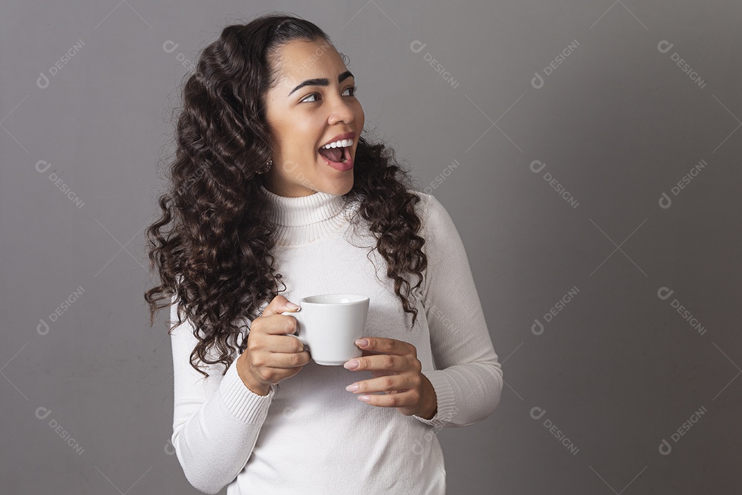 Linda mulher sorridente segurando xícara sobre fundo isoaldo.