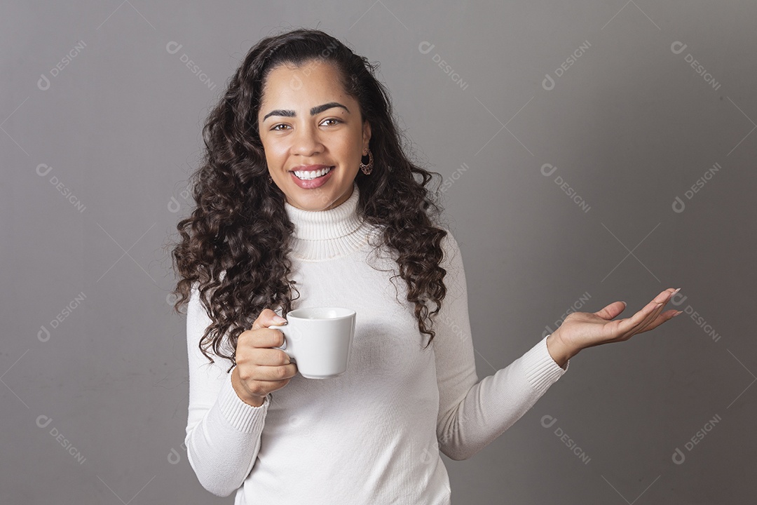 Linda mulher segurando xícara sobre fundo isoaldo.