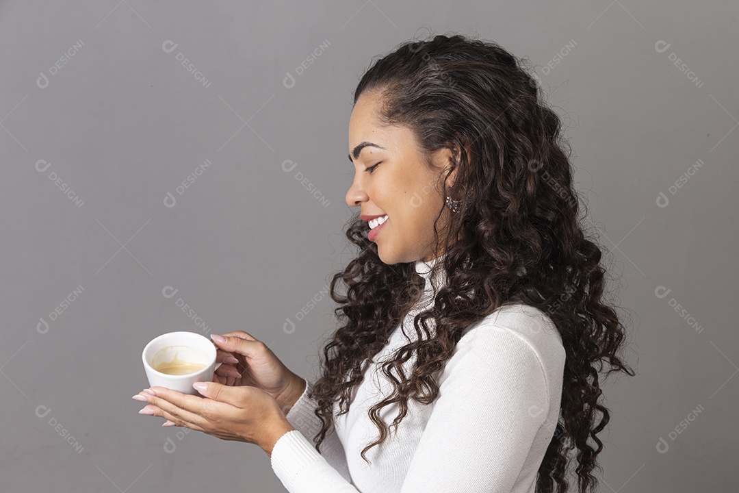 Linda mulher segurando xícara sobre fundo isoaldo.