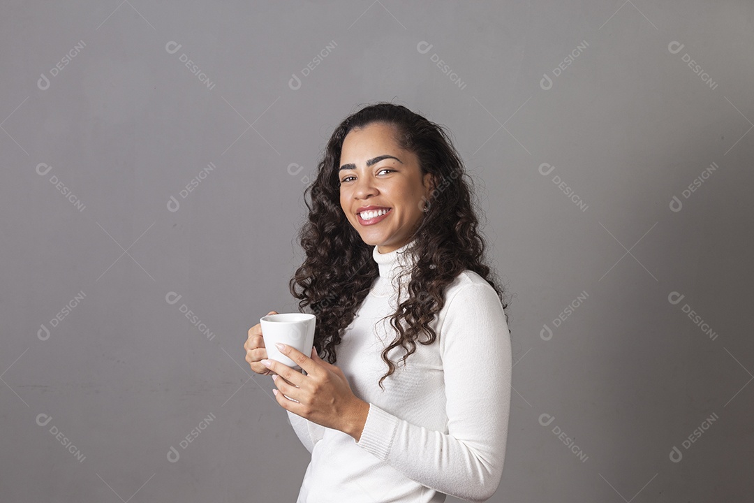 Linda mulher segurando xícara sobre fundo isoaldo.