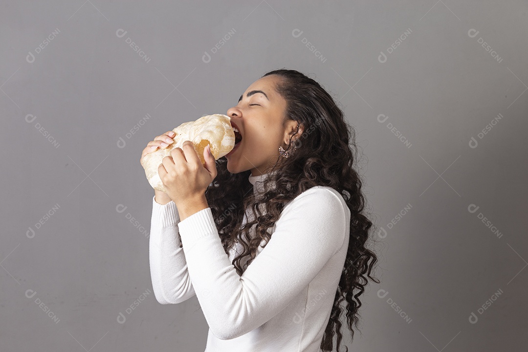 Linda mulher comendo biscoito de polvilho sobre fundo isolado