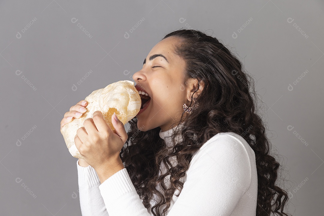 Linda mulher comendo biscoito de polvilho sobre fundo isolado