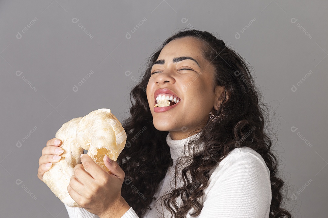 Linda mulher comendo biscoito de polvilho sobre fundo isolado