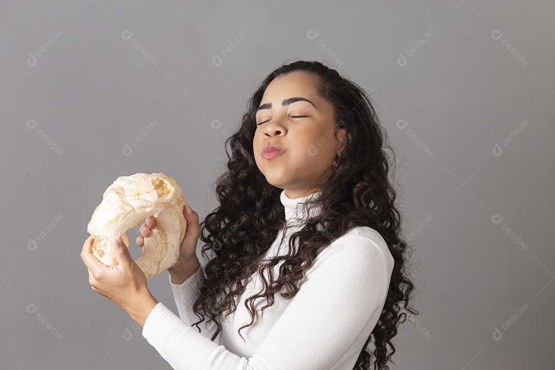 Linda mulher segurando biscoito de polvilho sobre fundo isolado