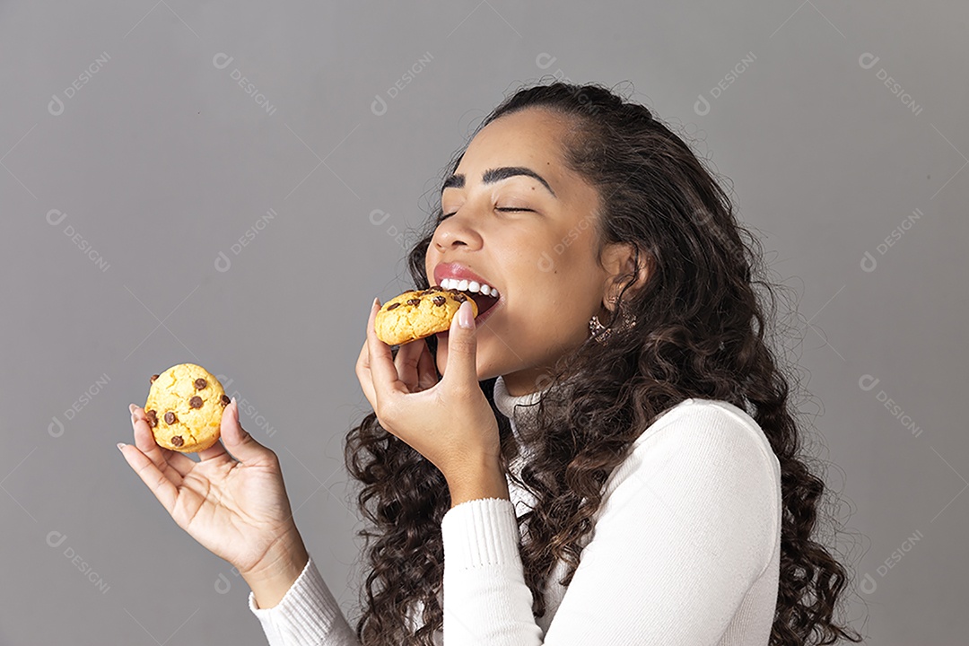 Linda mulher jovem se alimentando sobre fundo isolado.
