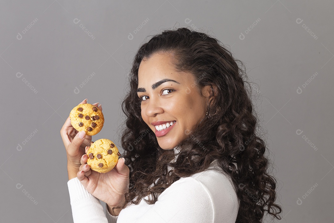 Linda mulher segurando cookie sobre fundo isolado