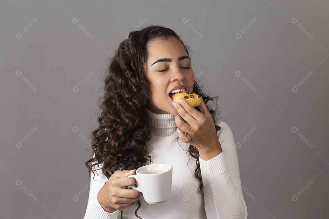 Linda mulher cabelo cacheado se alimentado sobre fum isolado.