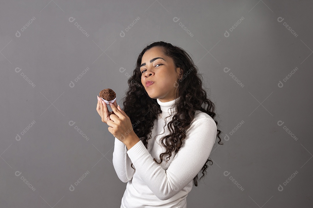 Linda mulher de cabelo cacheado se alimento sobre um fundo isolado