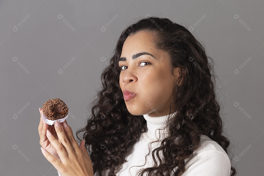 Linda mulher de cabelo cacheado se alimento sobre um fundo isolado