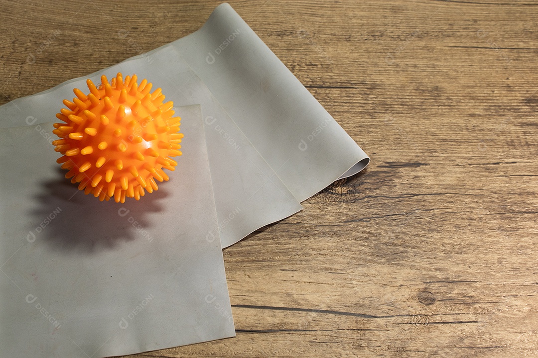 Bola de pilates e banda na mesa de madeira