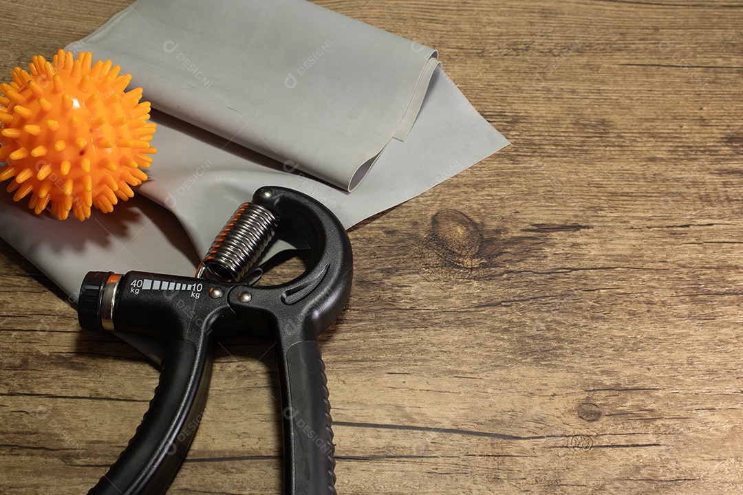 Aperto de mão para exercícios de pulso e cotovelo em uma mesa de madeira