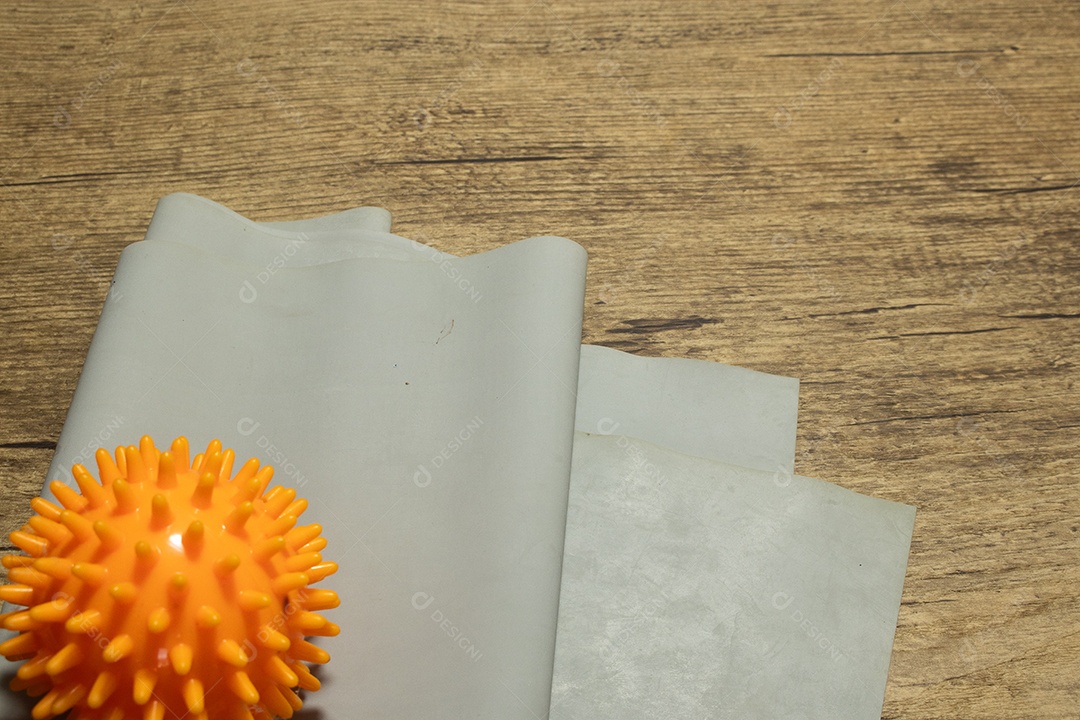 Bola de pilates e banda na mesa de madeira