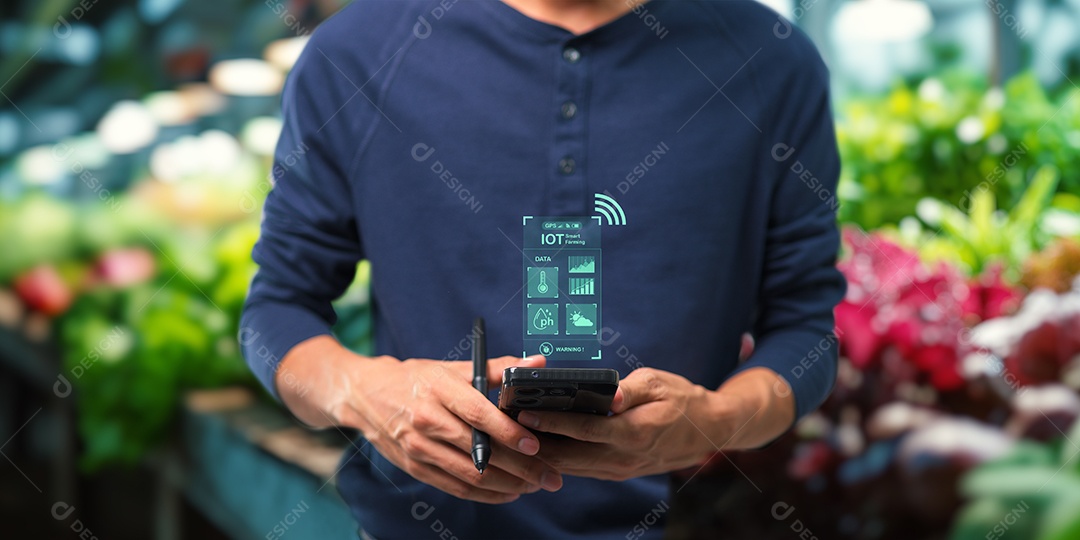 Homem jovem empresário mexendo em seu celular smartphone